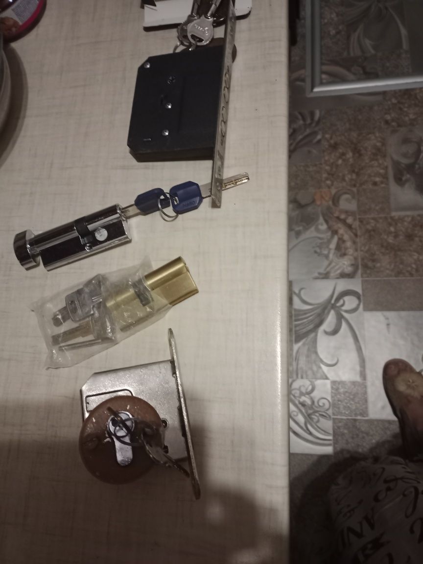 Замок врезной та богато інших речей