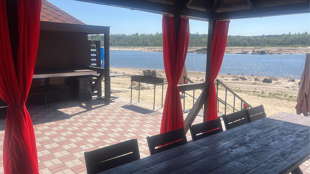 Отель на березі Дніпра