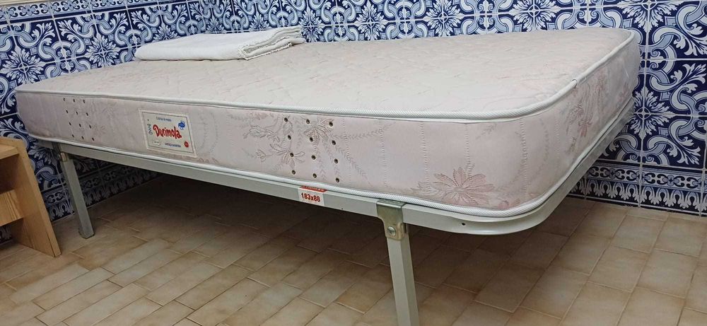 Estradcom pés e colchão