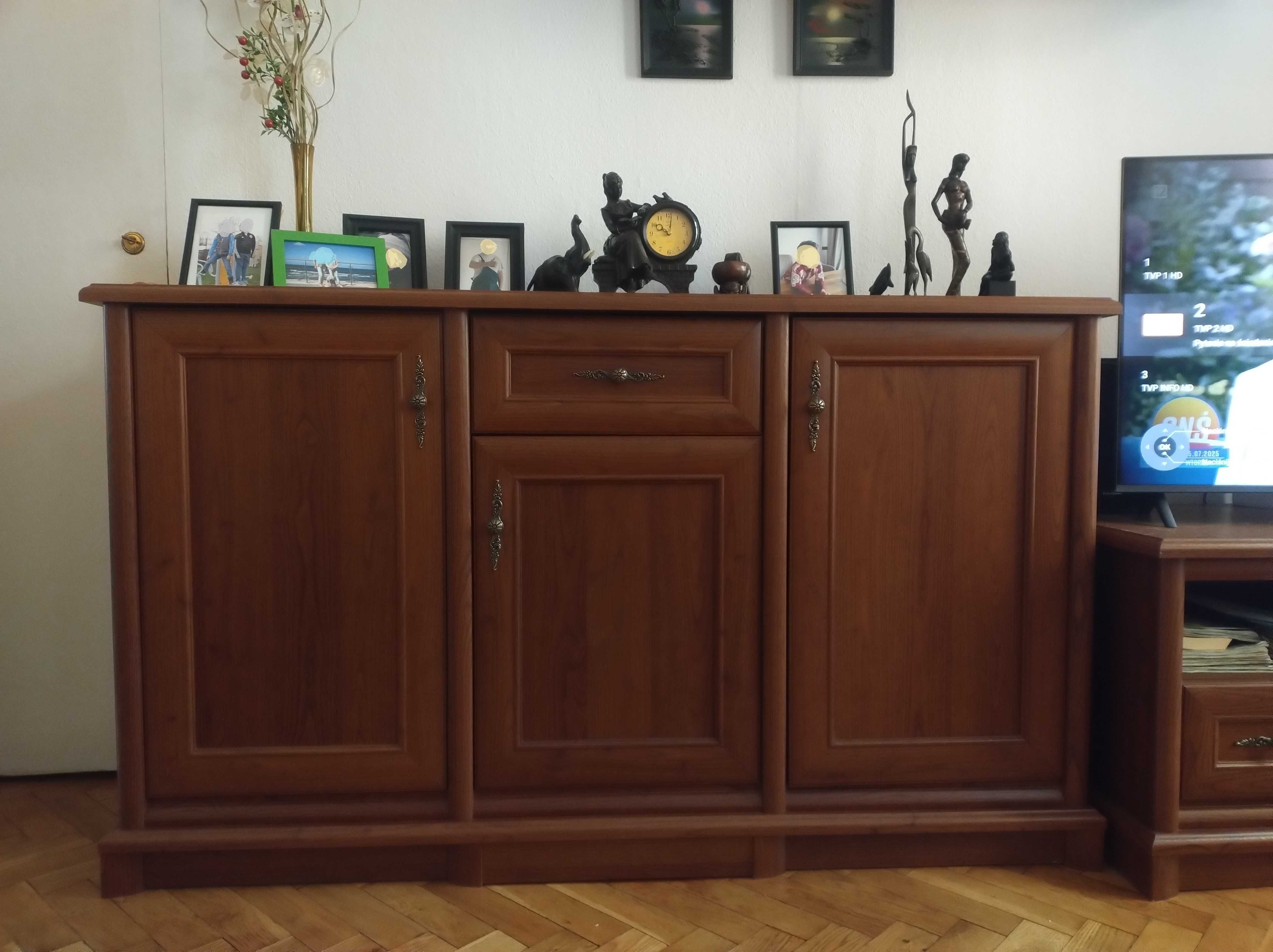 komoda z 3 drzwiami i szufladą Black Red White Kent w kolorze kasztan