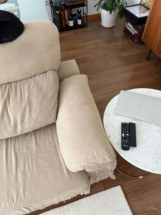 Sofá bege com 3 lugares extensíveis