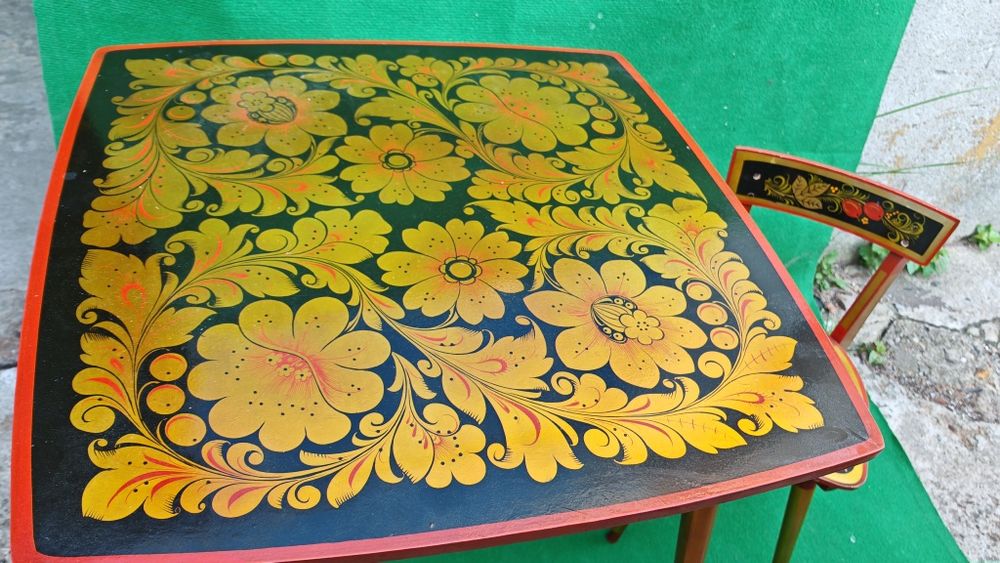 Stolik Khokhloma i krzesło  malowane PRL