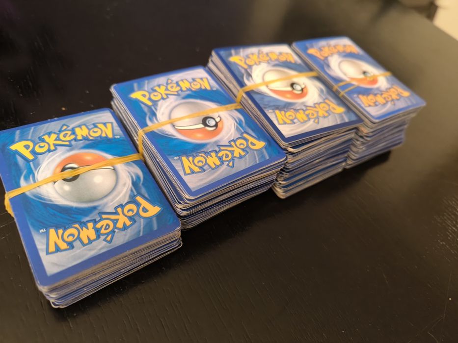 Cerca de 400 cartas Pokenon