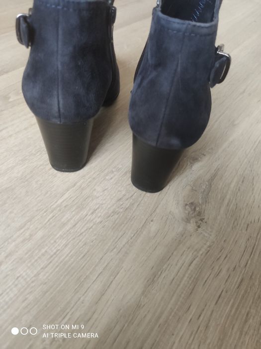 Продам жіночі демісезонні замшеві ботіночки
