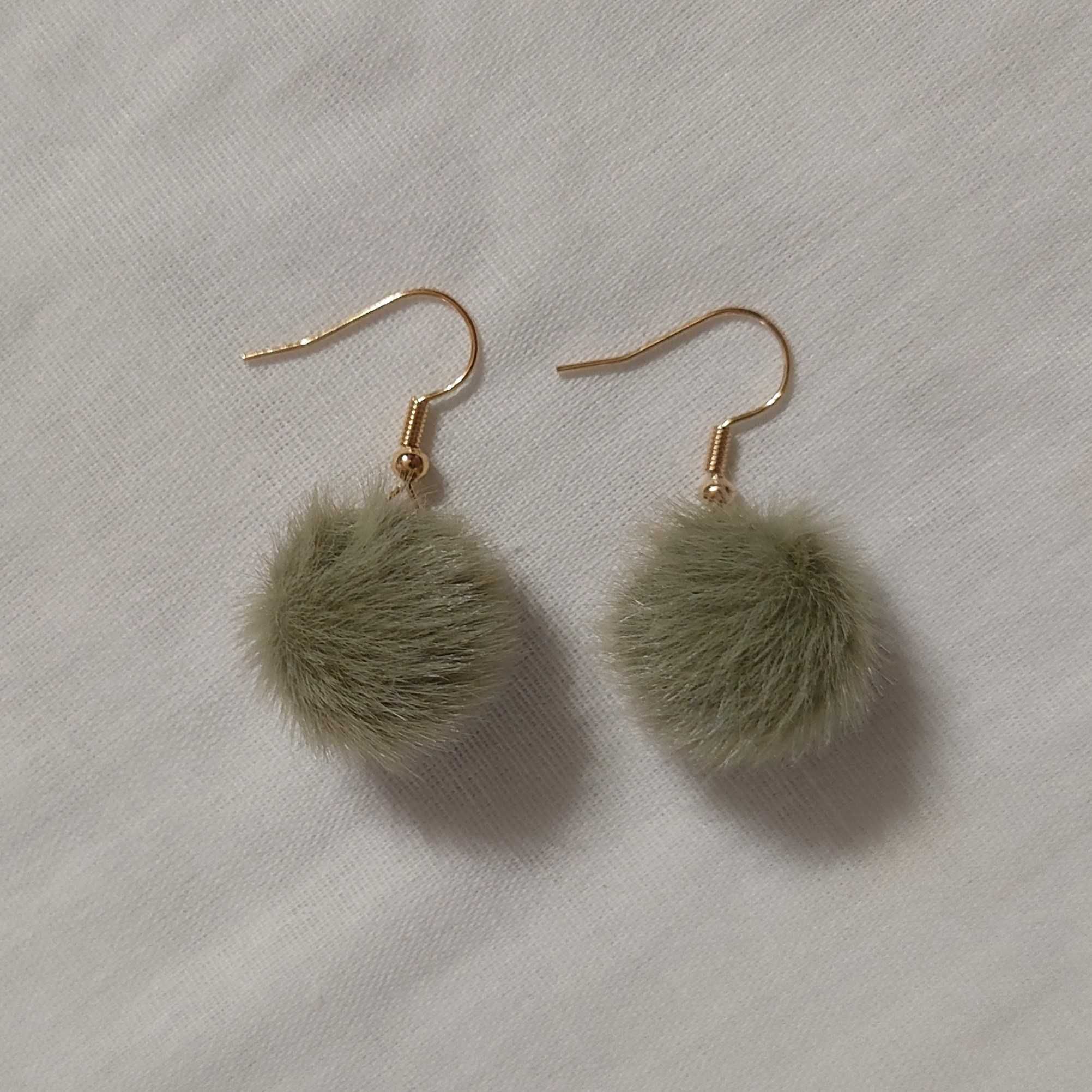 K137 Kolczyki wiszące Futrzane Kulki Handmade