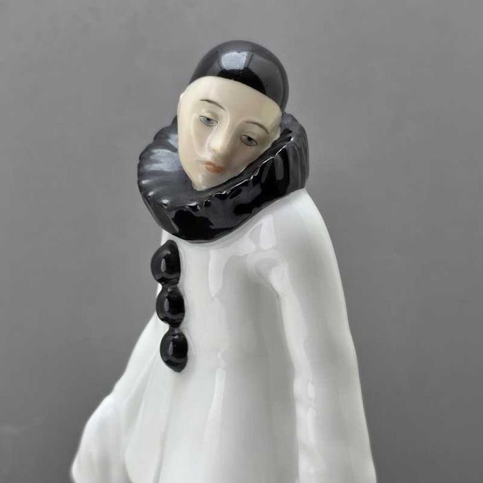 Figurka Pierrota z gitarą - Gebruder Heubach Kunst - 1920 r