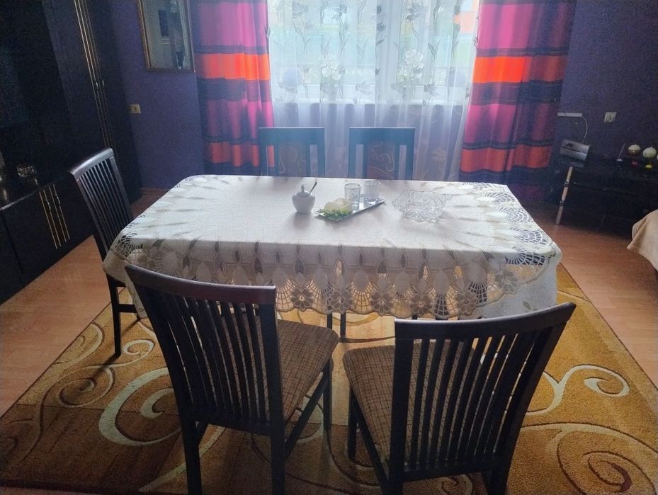 Stół w komplecie z 6 krzesłami