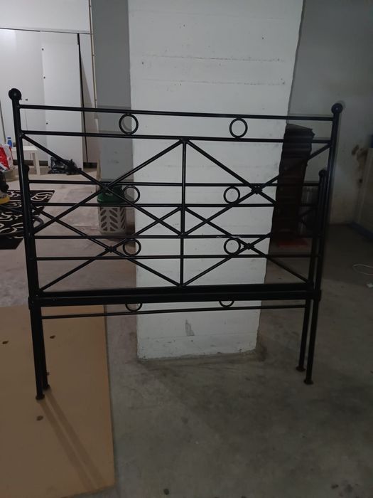 Cama de ferro completa com estrado e colchão