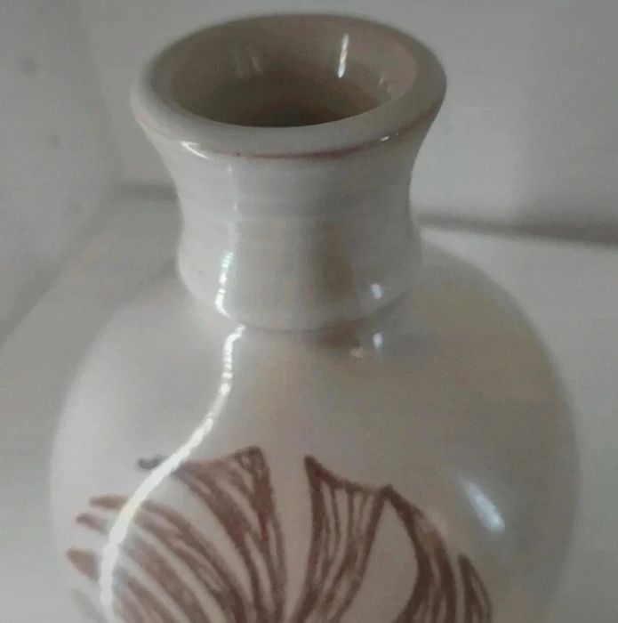 Stary ceramiczny wazon w jasnych kolorach PRL