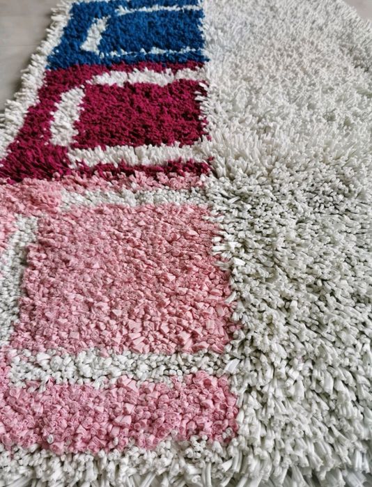 Tapete branco com azulão e branco