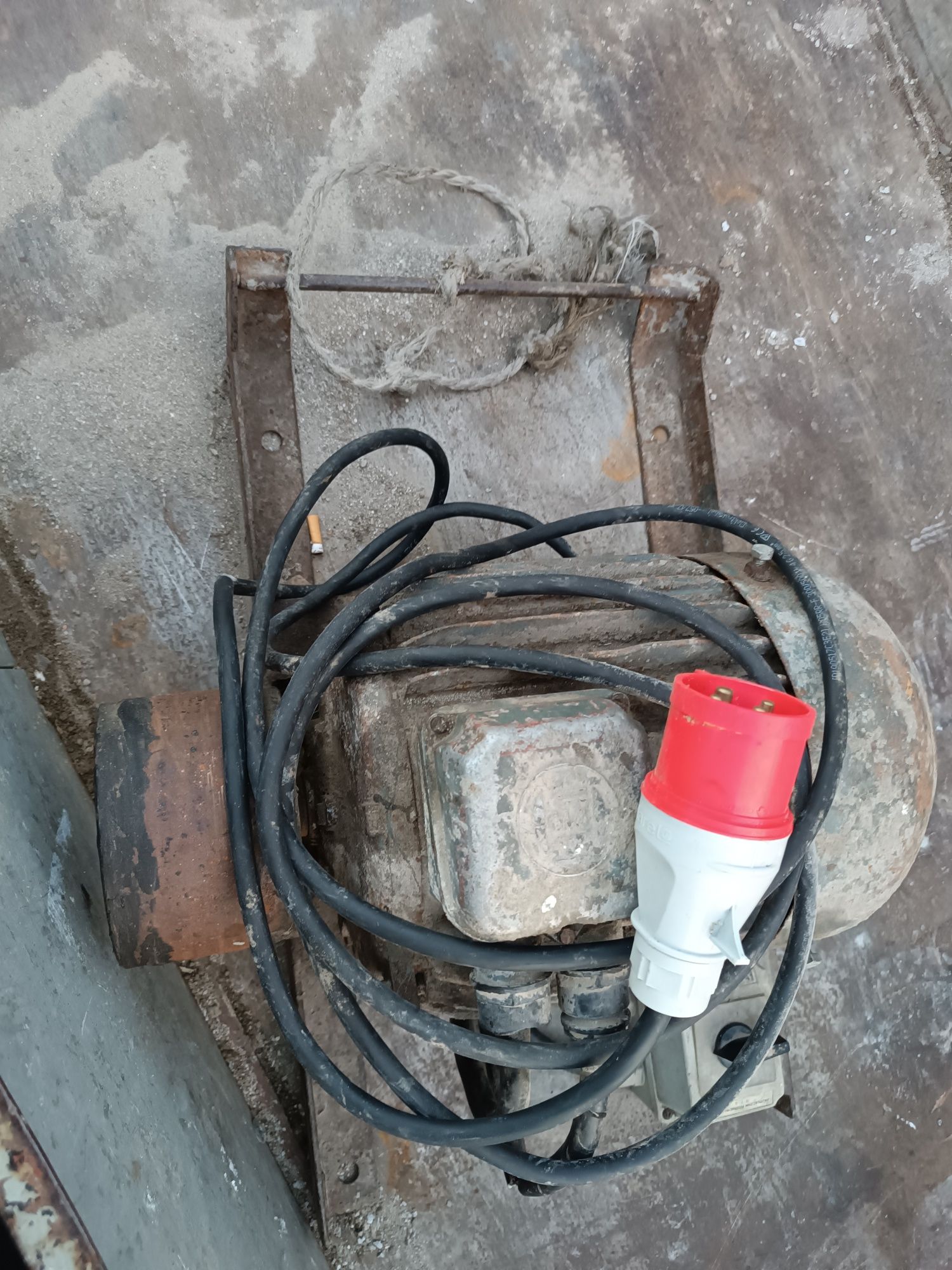 Silnik 5.5kw + szajba, wtyk na 4 bolce, włącznik.