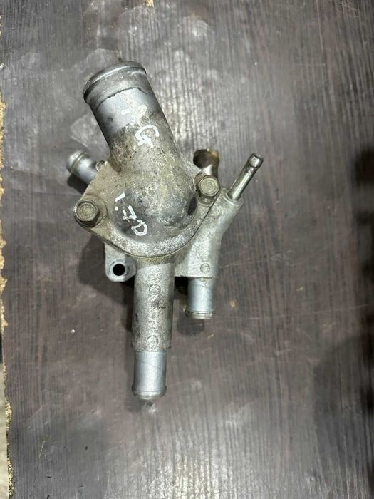 Корпус термостата Opel astra G 1.7 Дизель