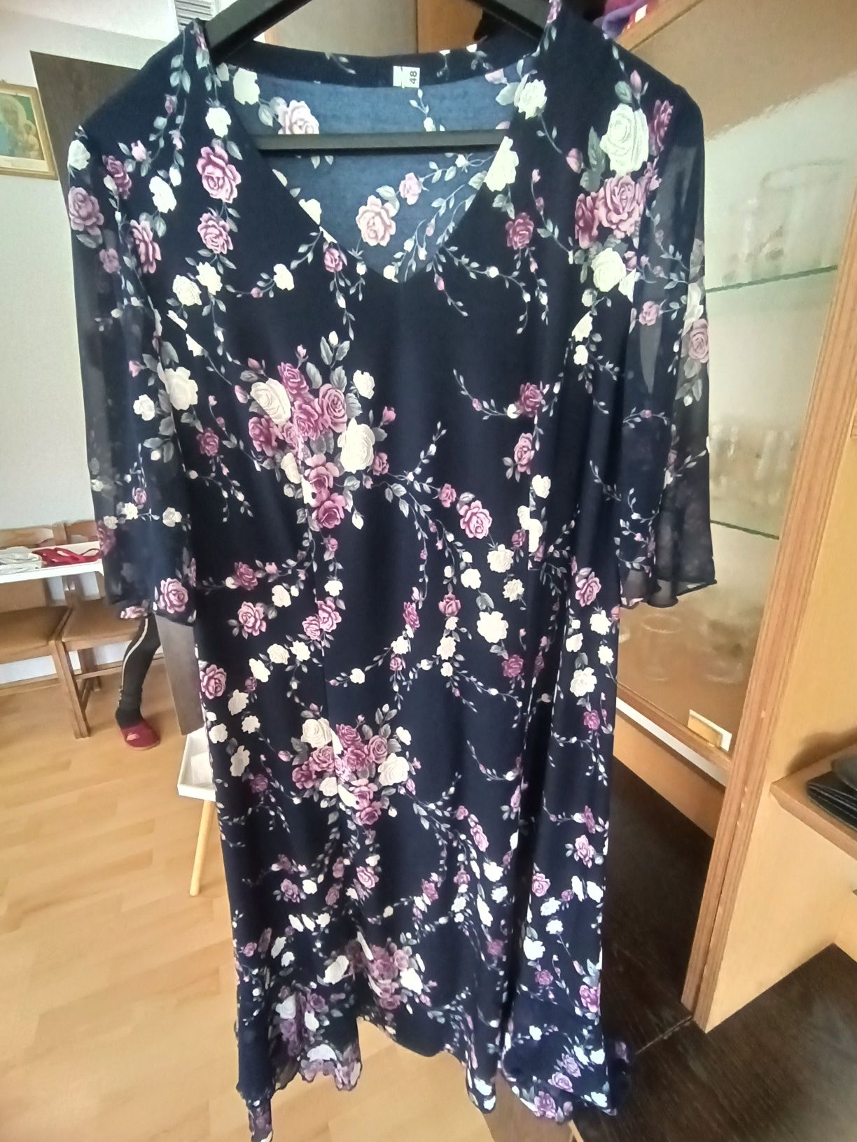 Granatowa sukienka w kwiaty R.48