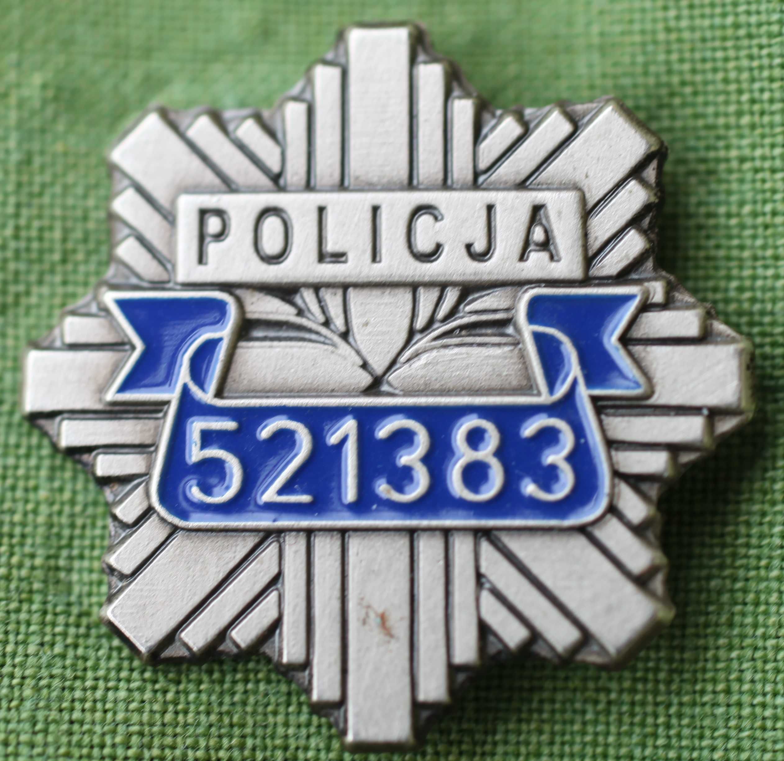 Miniatura gwiazdy policyjnej z numerem służbowym