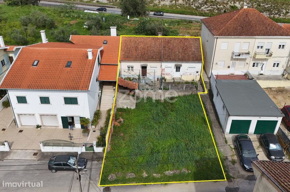 Duas Moradias Geminadas com logradouro e terreno em Coimbra