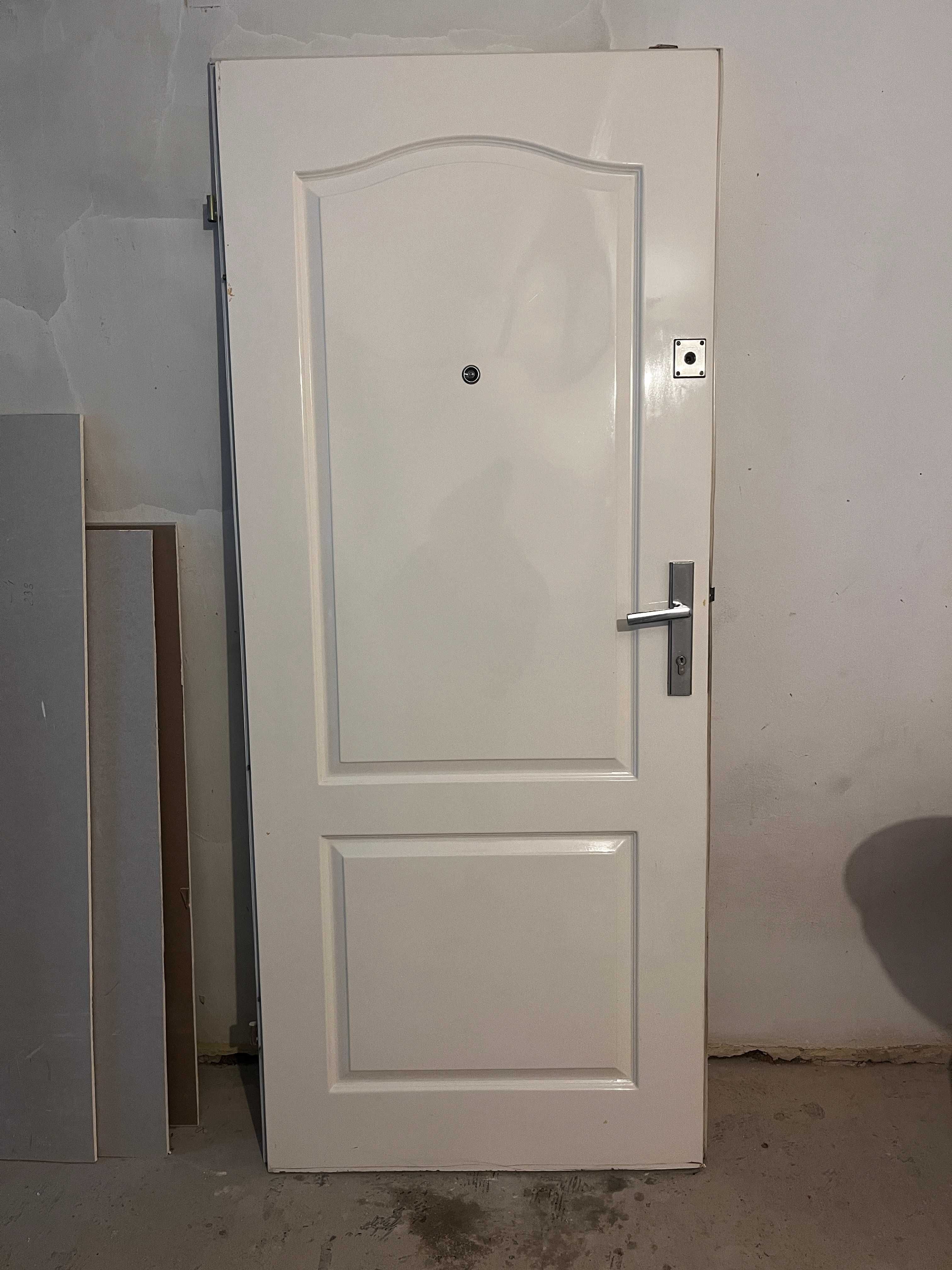 Drzwi wejściowe białe frezowane