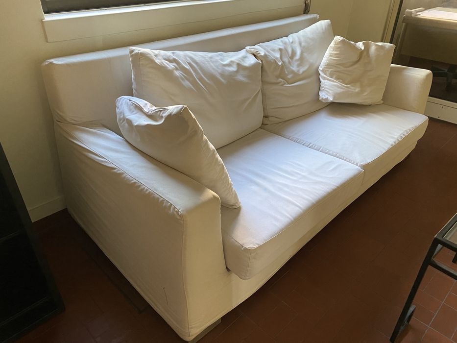 Sofa 2 lugares em muito bom estado. Muito comodo.