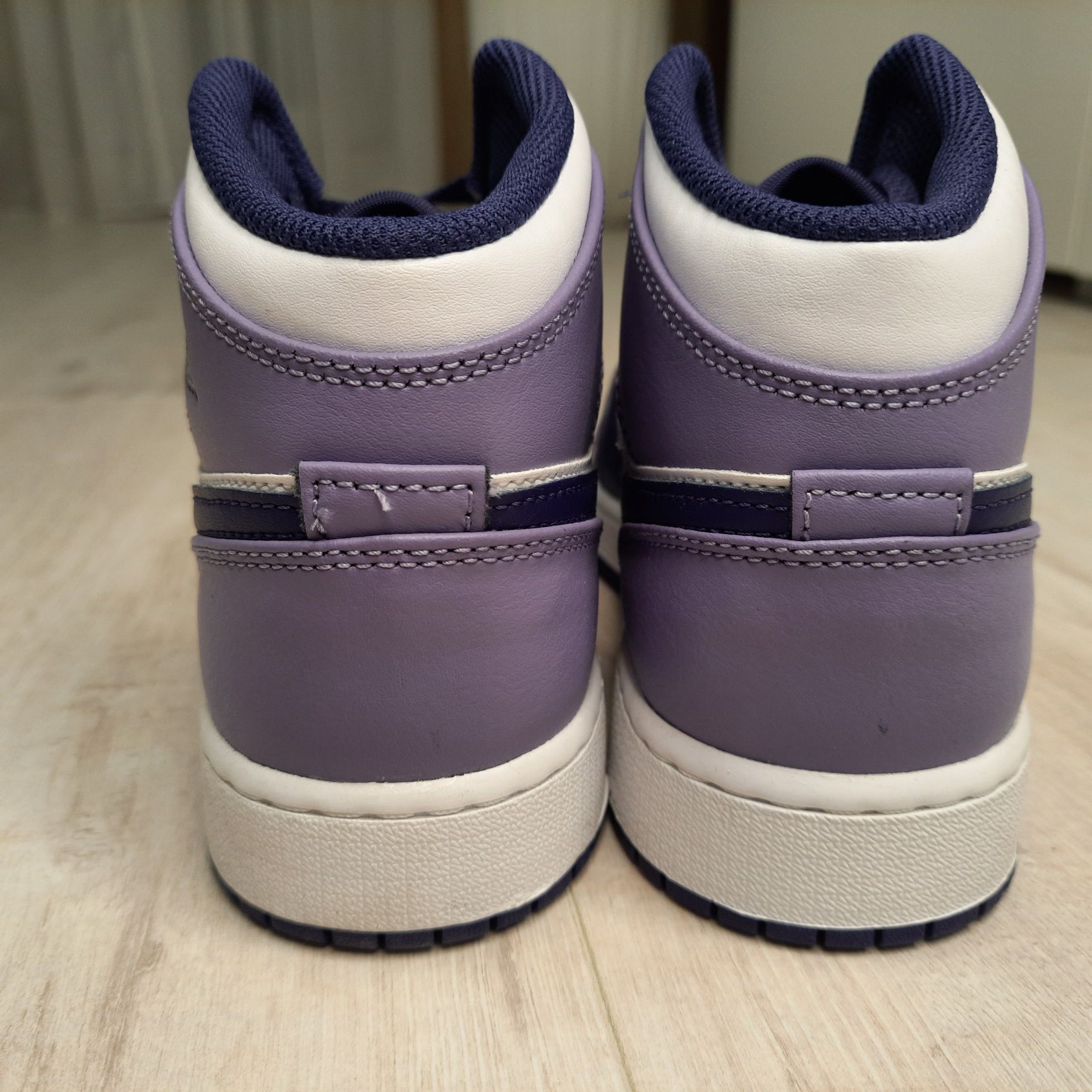 Оригінальні чоловічі кросівки AIR JORDAN AIR 1 MID WHITE/VIOLET DQ8423