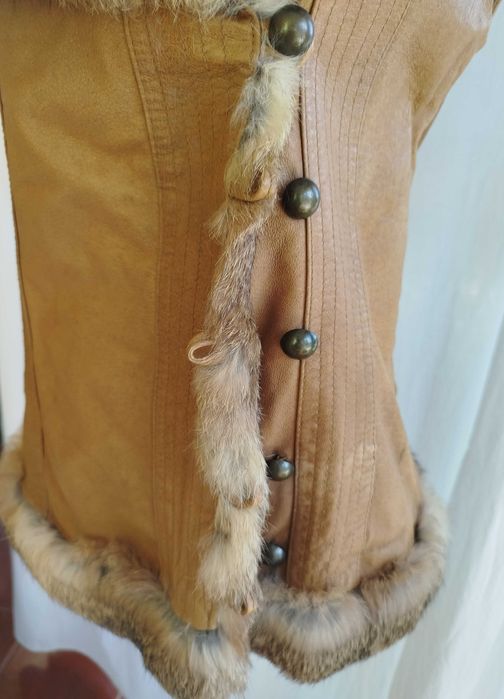Colete em pele genuína com acabamentos em pele de coelho, tamanho 36