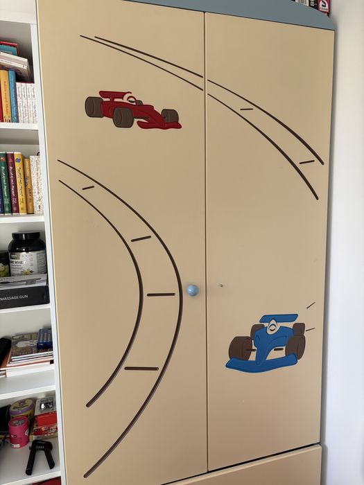Szafa dziecięca Meblik z motywem aut wyscigowych