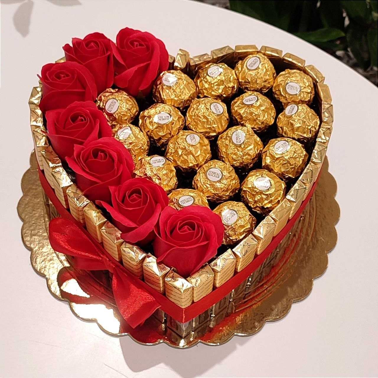 Tort ze słodyczy Ferrero, Merci, róże. Serce. Prezent na 18 Urodziny