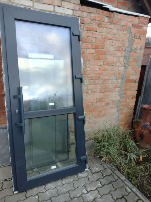 Продам нові Вхідні металопластикові двері.