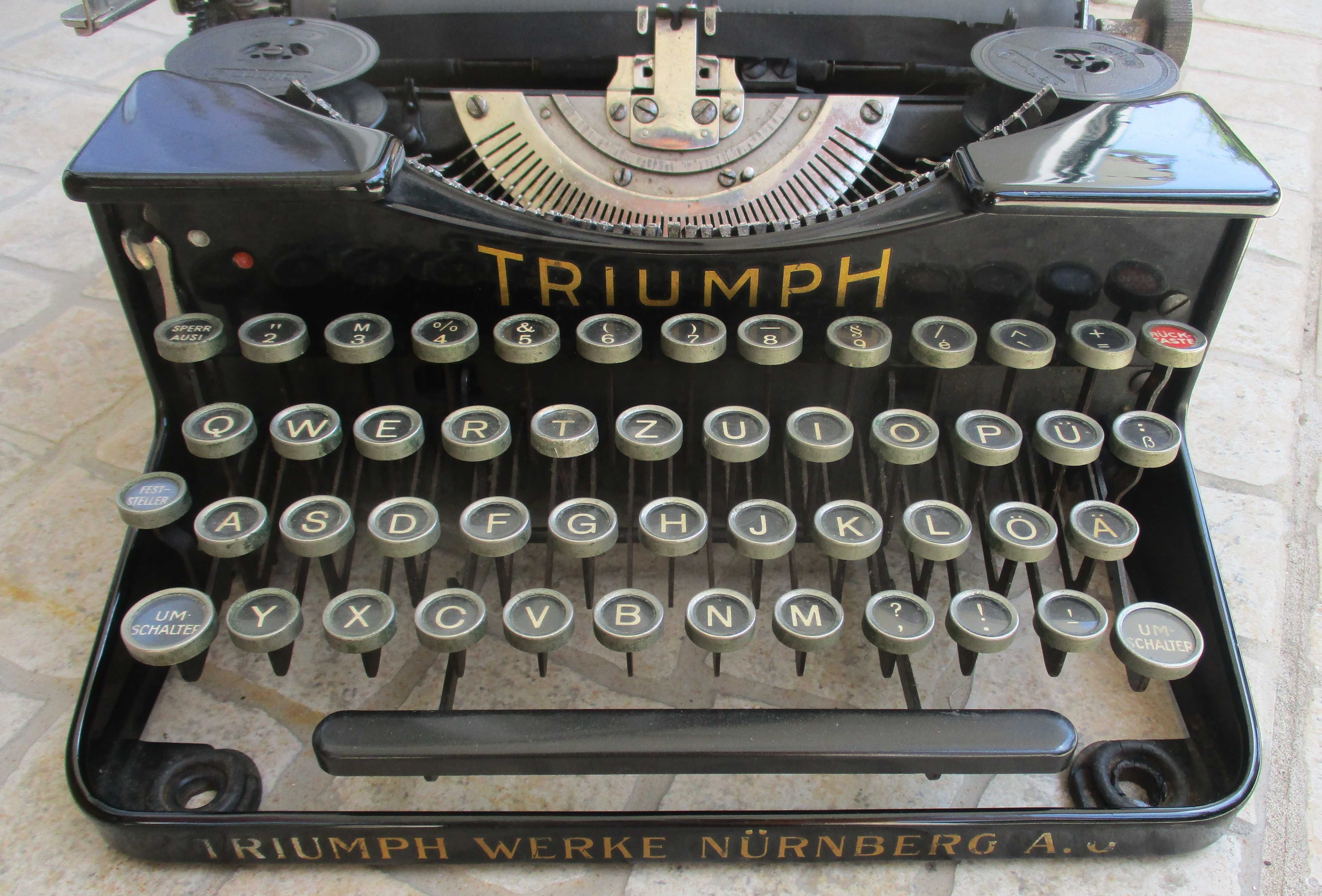 Maquina de escrever Triumph antiga 1930 - centenária