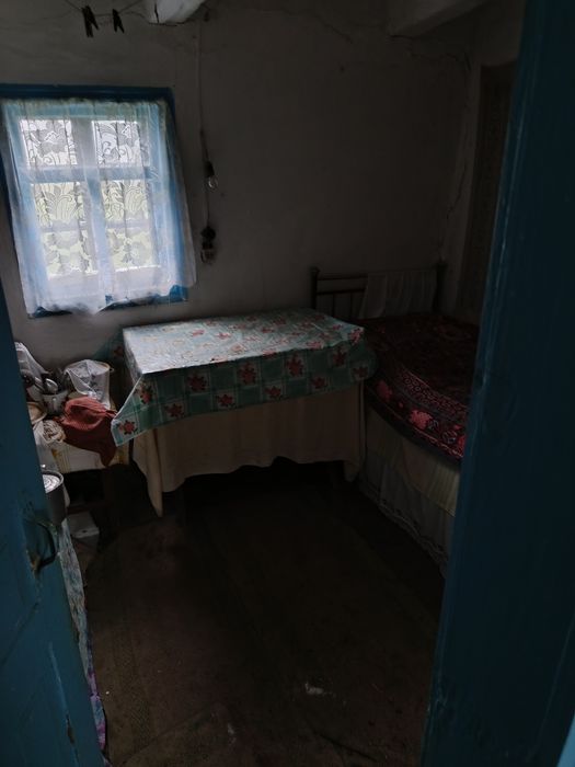 Продається хата ,  майже в центрі села.а