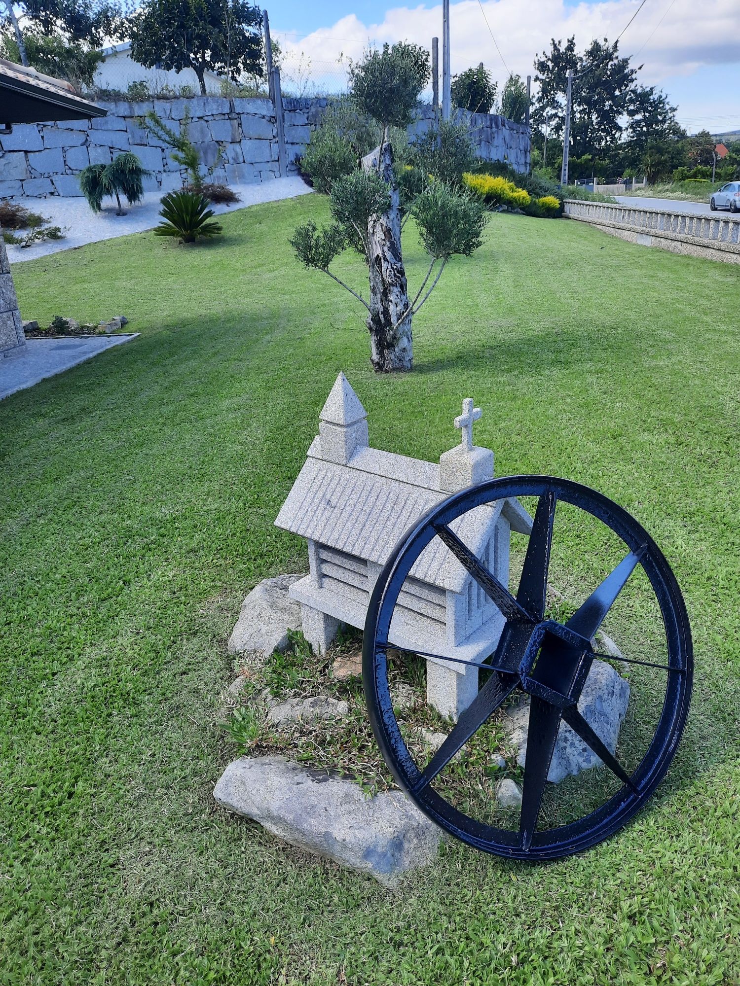 Roda em Ferro de antigo carro de bois, restaurada