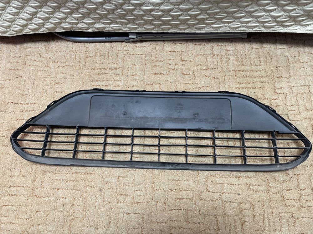 FORD Focus MK2 08-11 Решетка бампера передняя 8M5117B968A
