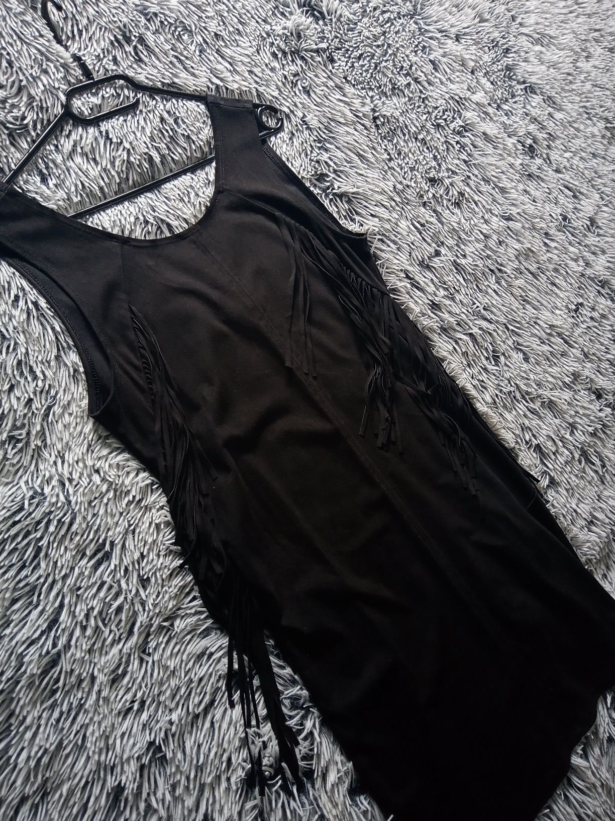 Sukienka zamszowa z frędzlami czarna Only 40 L