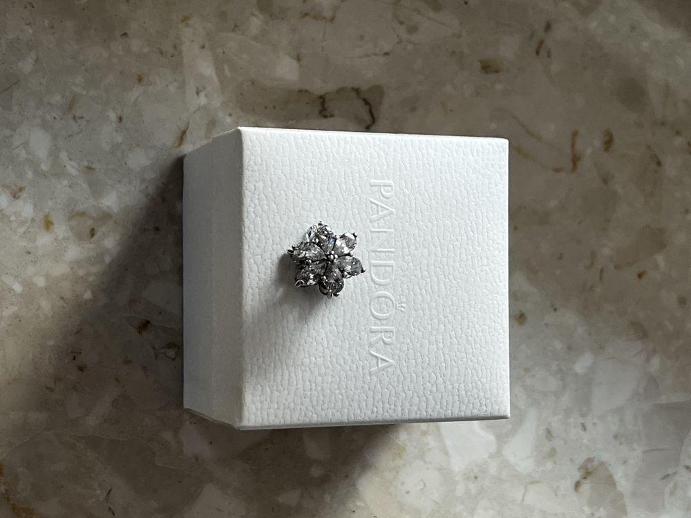 Charms pandora kwiatek