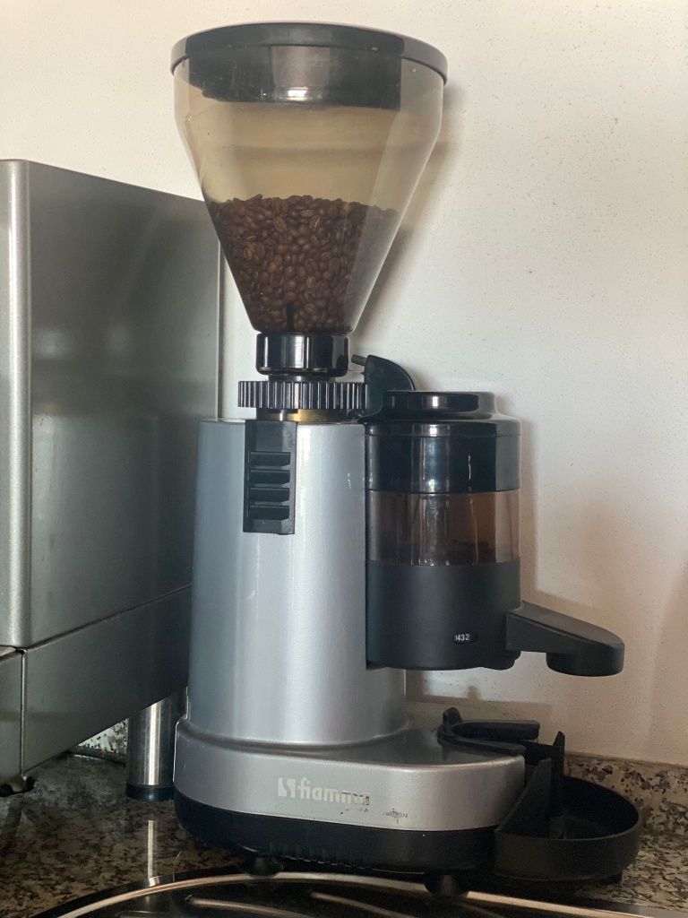 Máquina de café industrial Fiamma Ria Maxi 2 saídas + moinho de café F