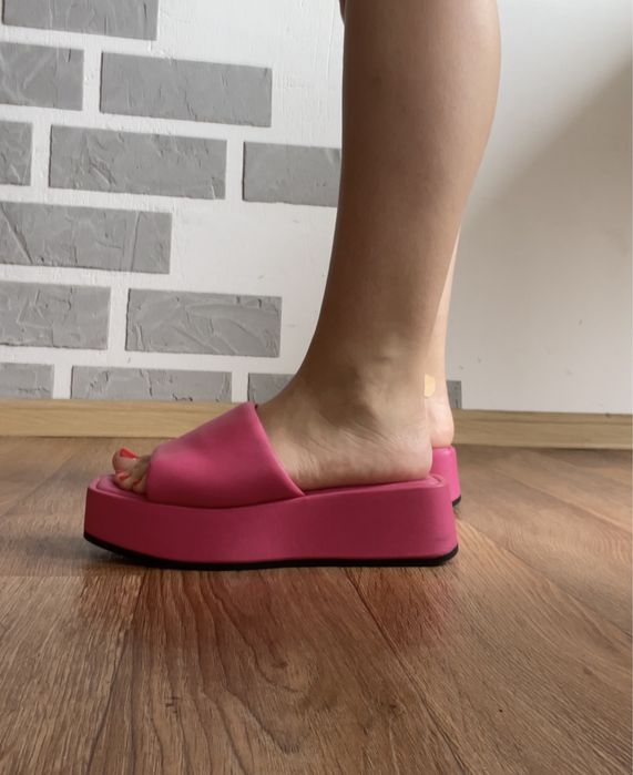 Шльопанці на танкетке, сандалі