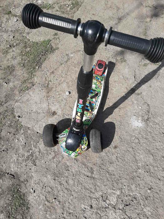 Самокат дитячий має 3 положення висоти