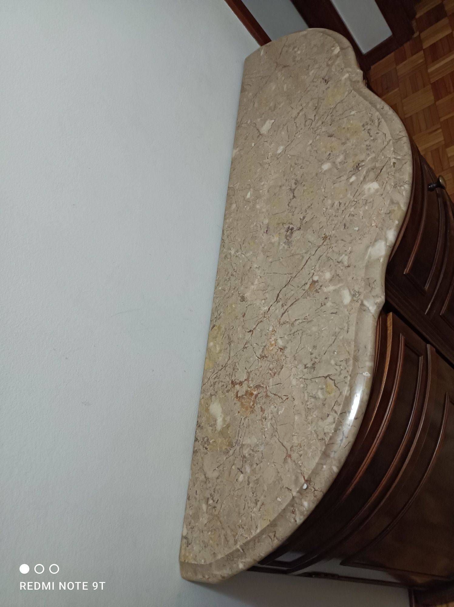 Móvel com pedra mármore