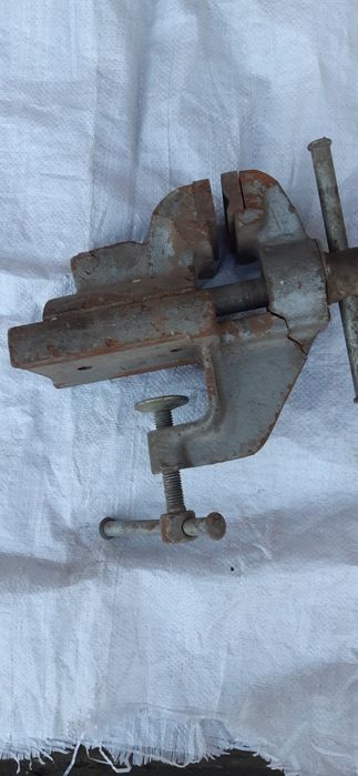 Тиски лещата слюсарні.