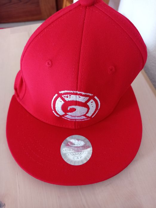 Boné vermelho tipo cap