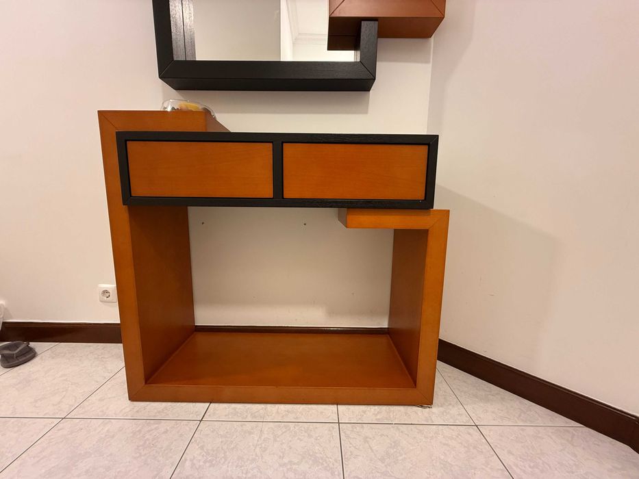 Consola e espelho de entrada