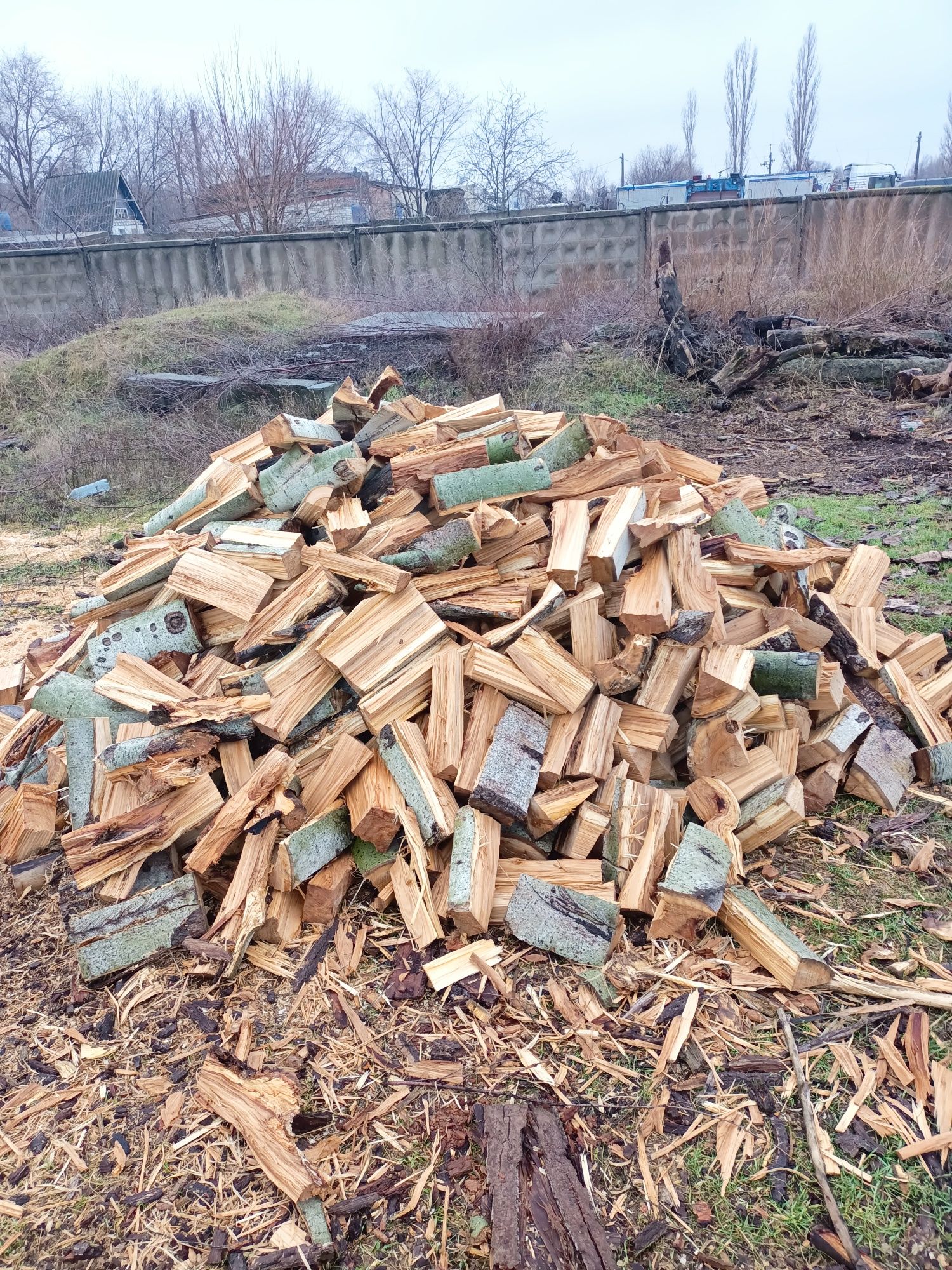 Дрова Дробленка Кора в мешках Колотые дрова