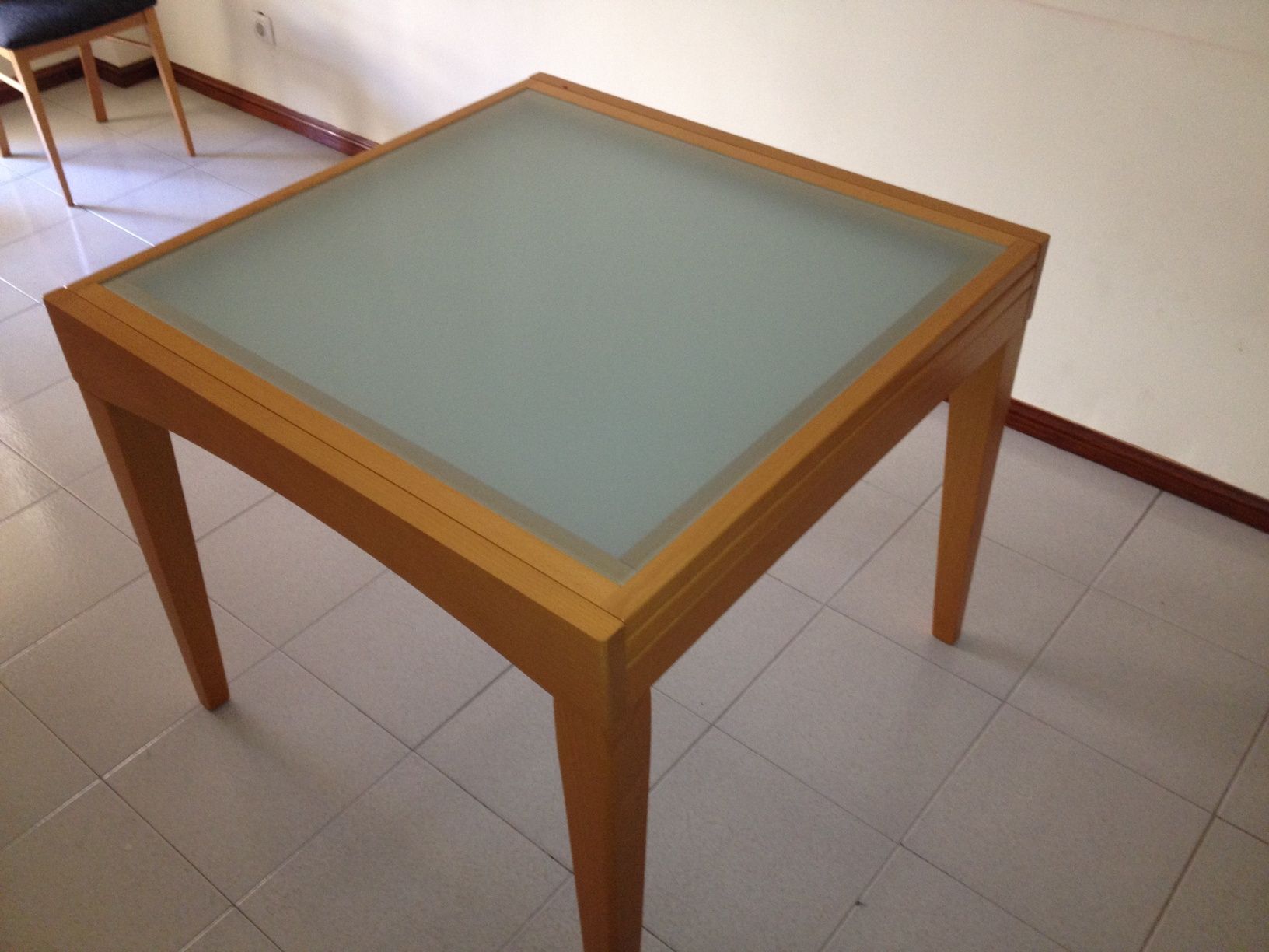 MESA com 4 Cadeiras + Mesa Centro