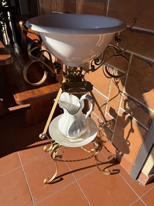 Toaletka z misą i dzbanem