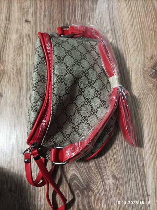 Torebka  z  czerwonym