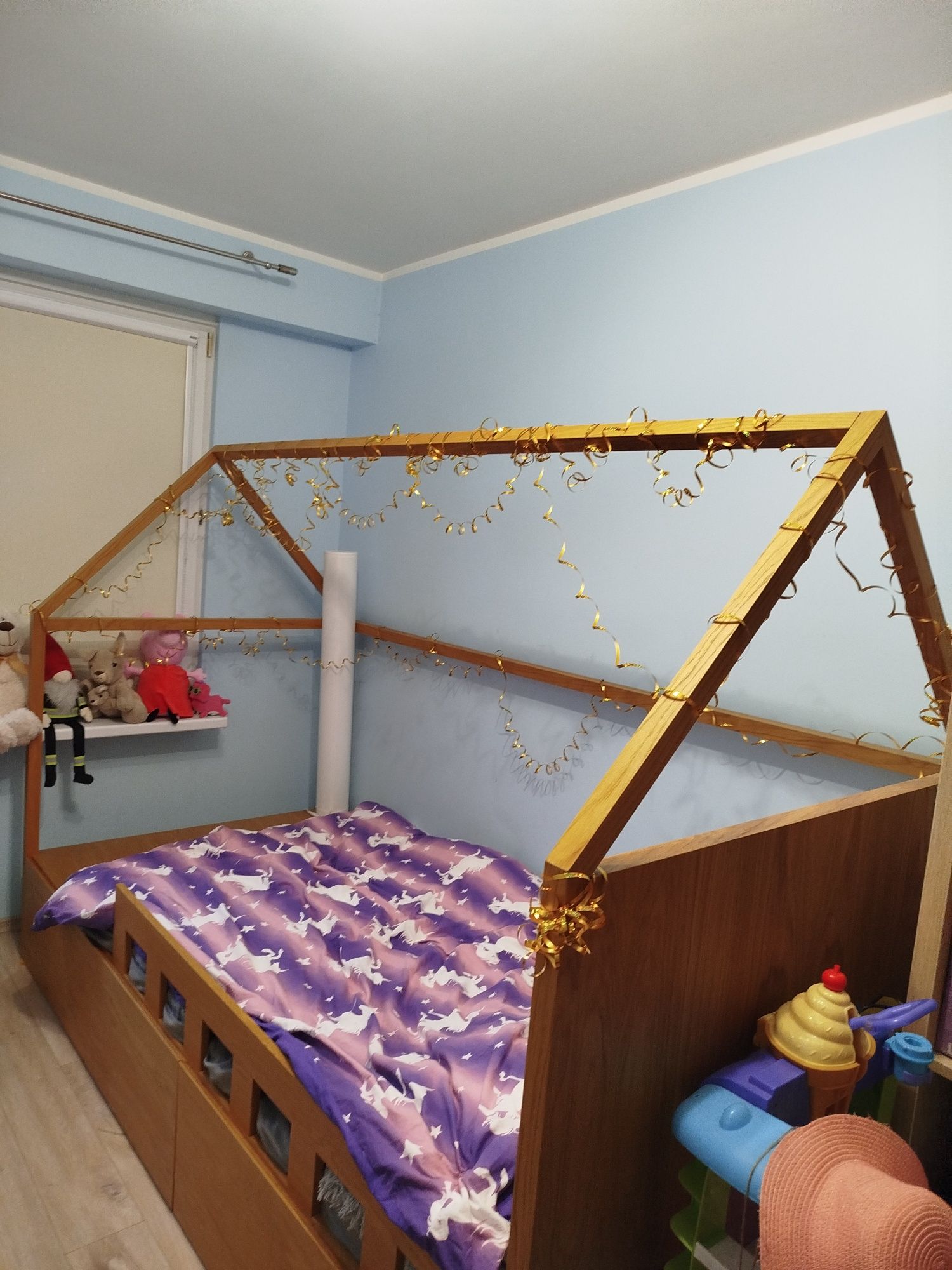 Drewniane łóżko domek z materacem
