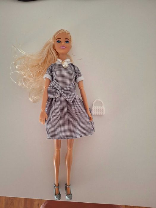 Conjunto de Barbies e boneca articuladas