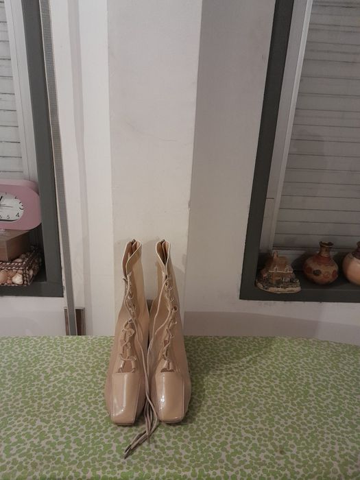 Vendo Botas de Senhora muito bonitas como novas