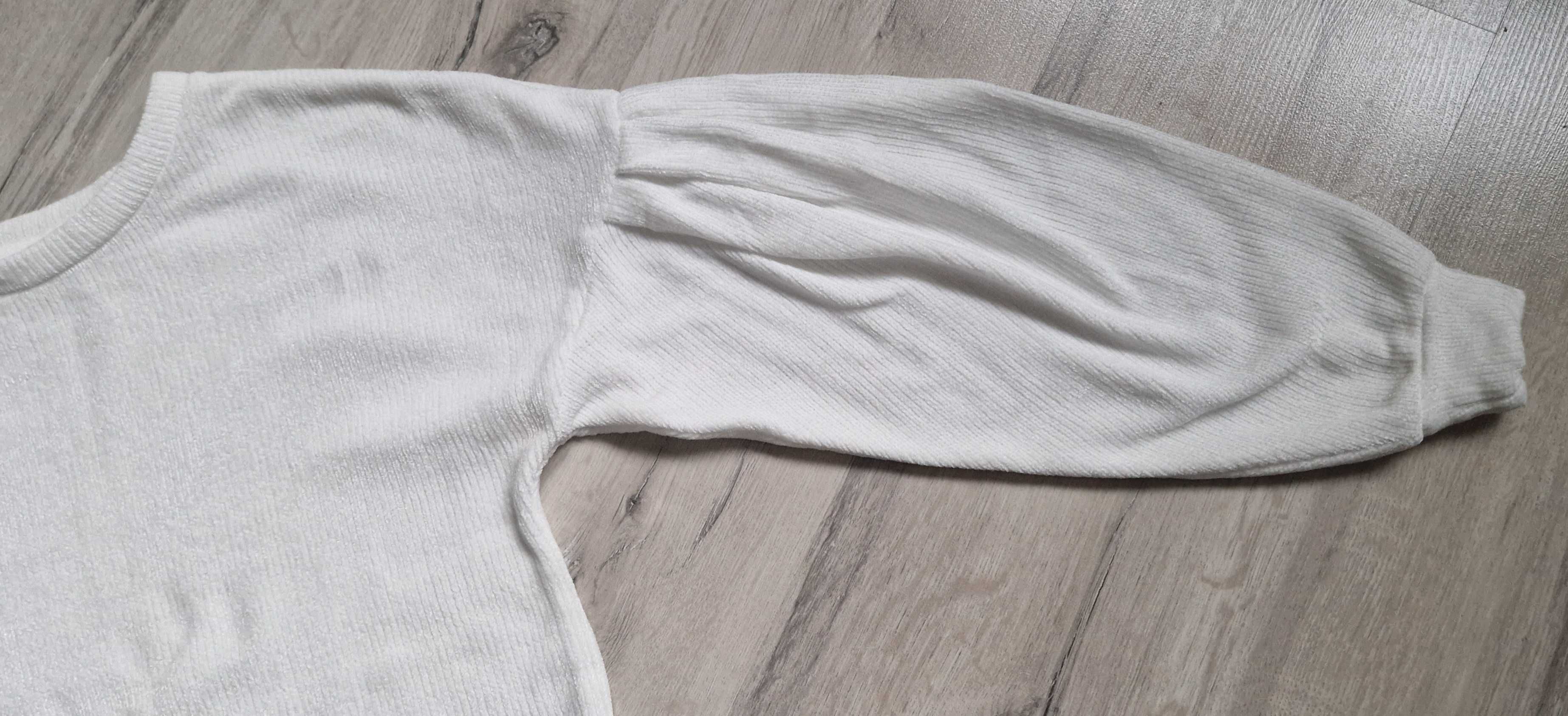 Biały mięciutki sweterek z bufiastymi rękawami XS/S