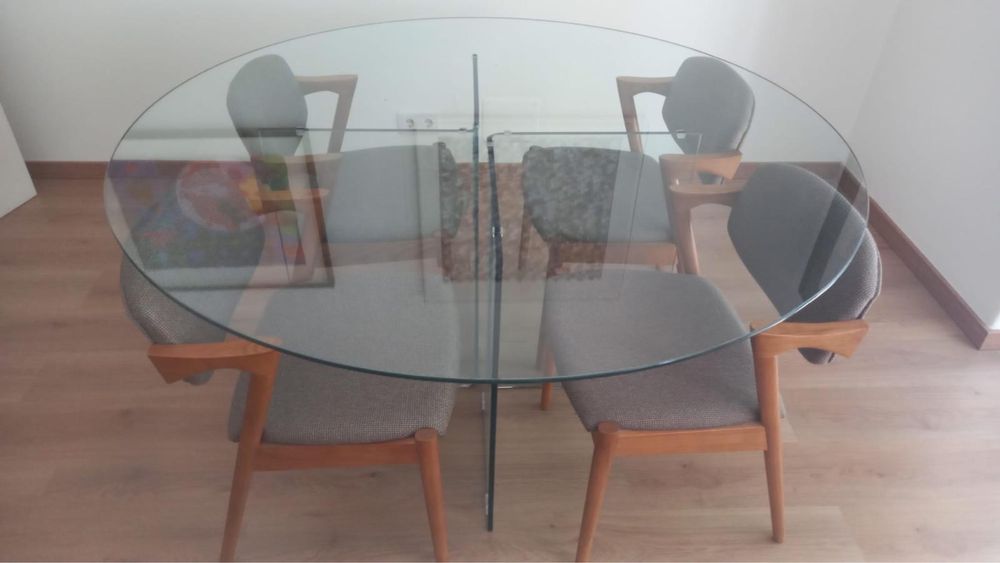 Mesa com tampo e pes em vidro com 4 cadeiras, conjunto como novo.