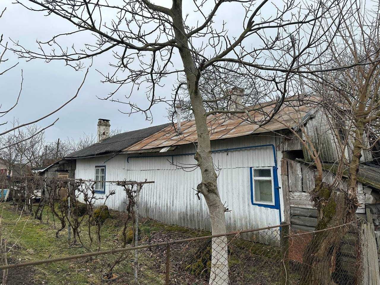 Продається сільський будинок та земельна ділянка, в с. Угринів.