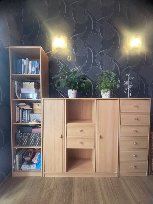 Zestaw mebli w kolorze sosna ( 2 komody, regał )